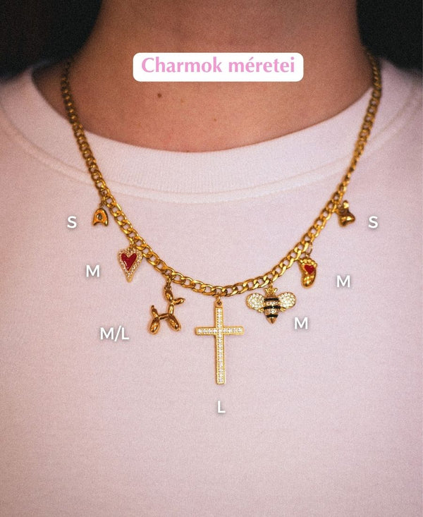 Bella charmos ékszer viselve